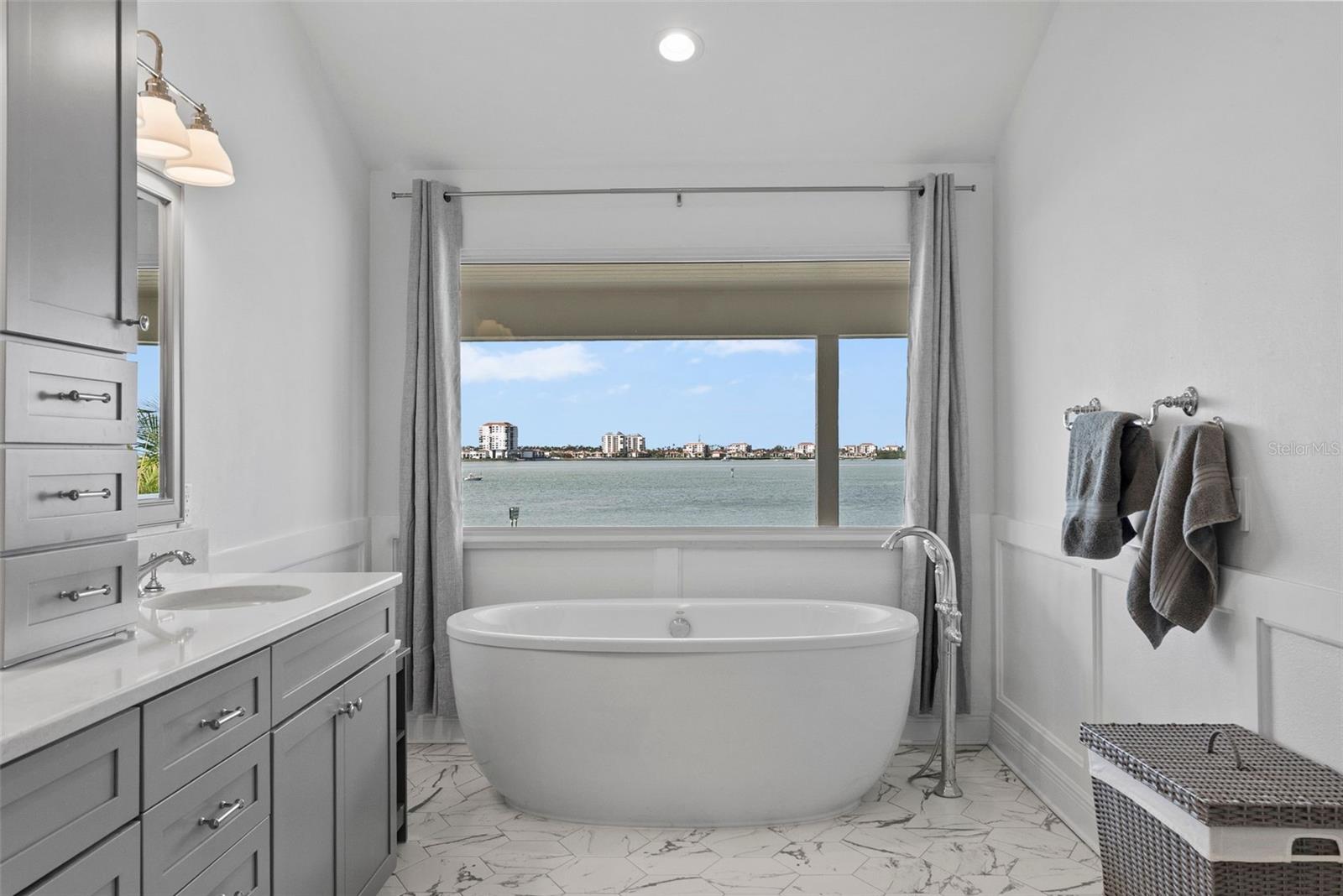 The dreamiest of tubs with forever views.