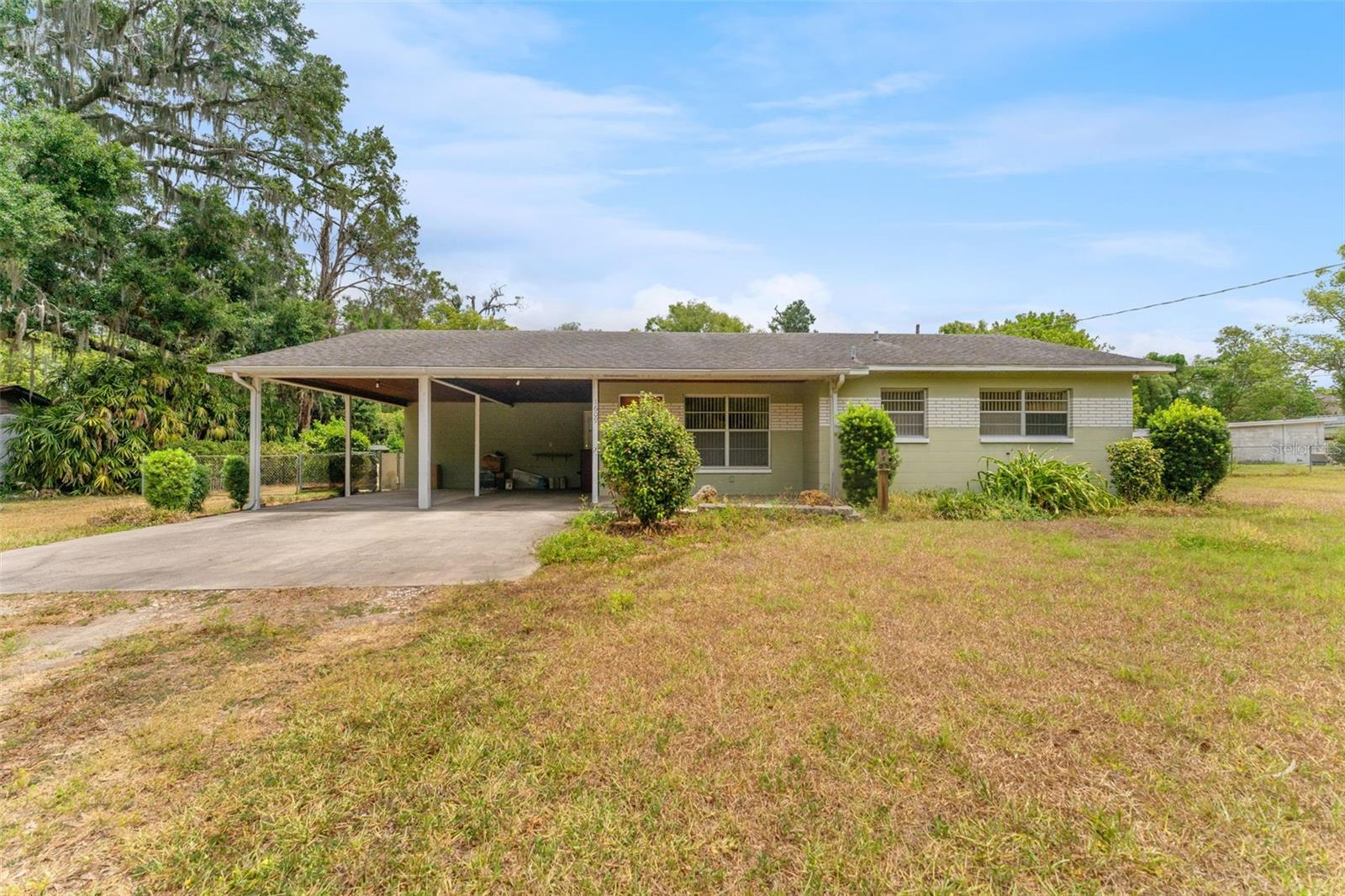 Carport and lots of space!!