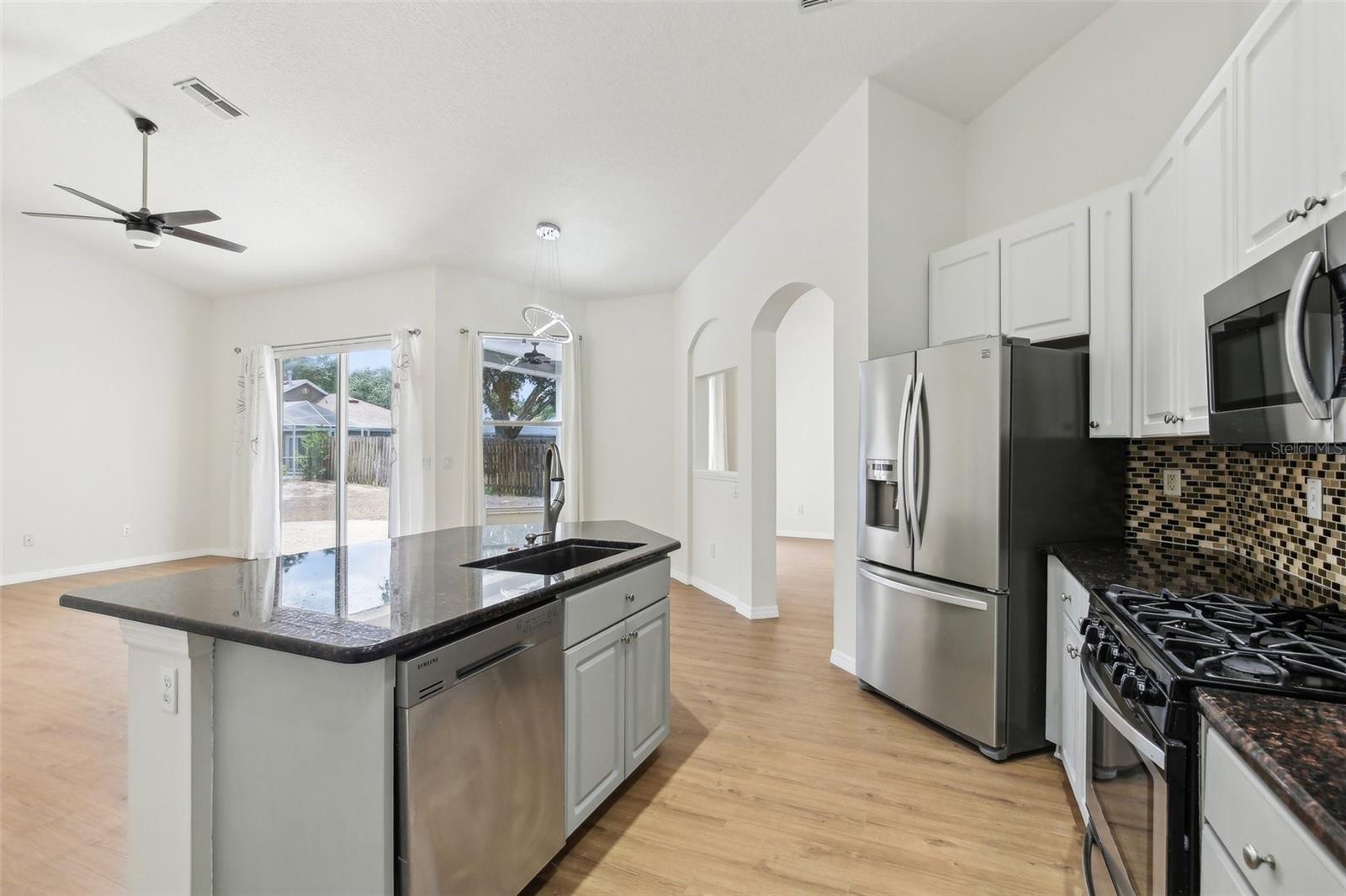 OPEN KITCHEN