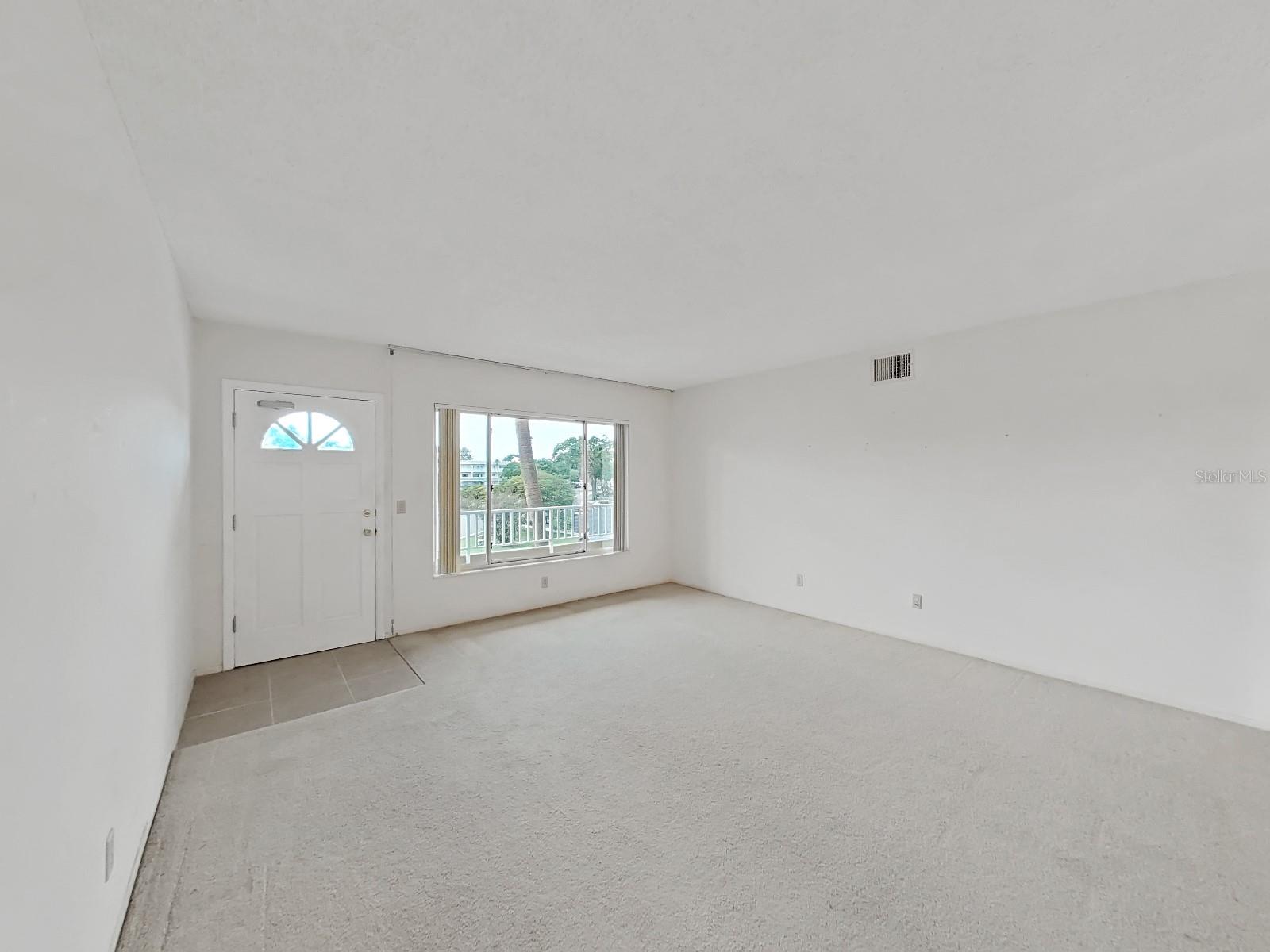 Large, 1400 sq. ft Living/Dining Combo