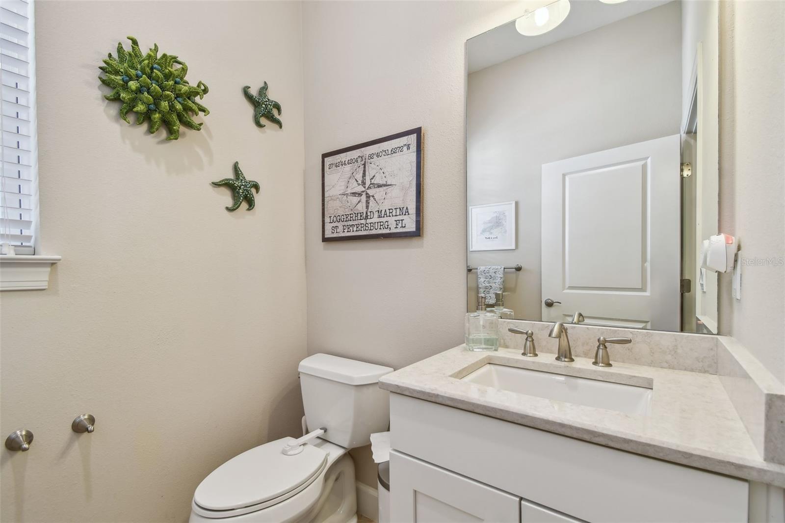 Main level 1/2 bath