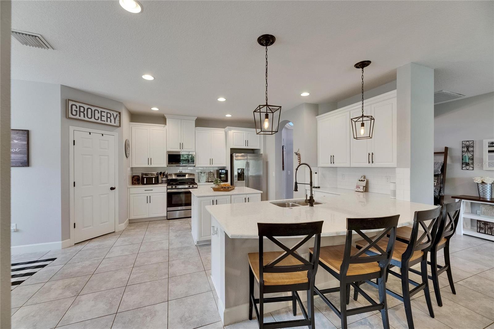 Breakfast bar in addition to the full size nook provides ample entertaining space