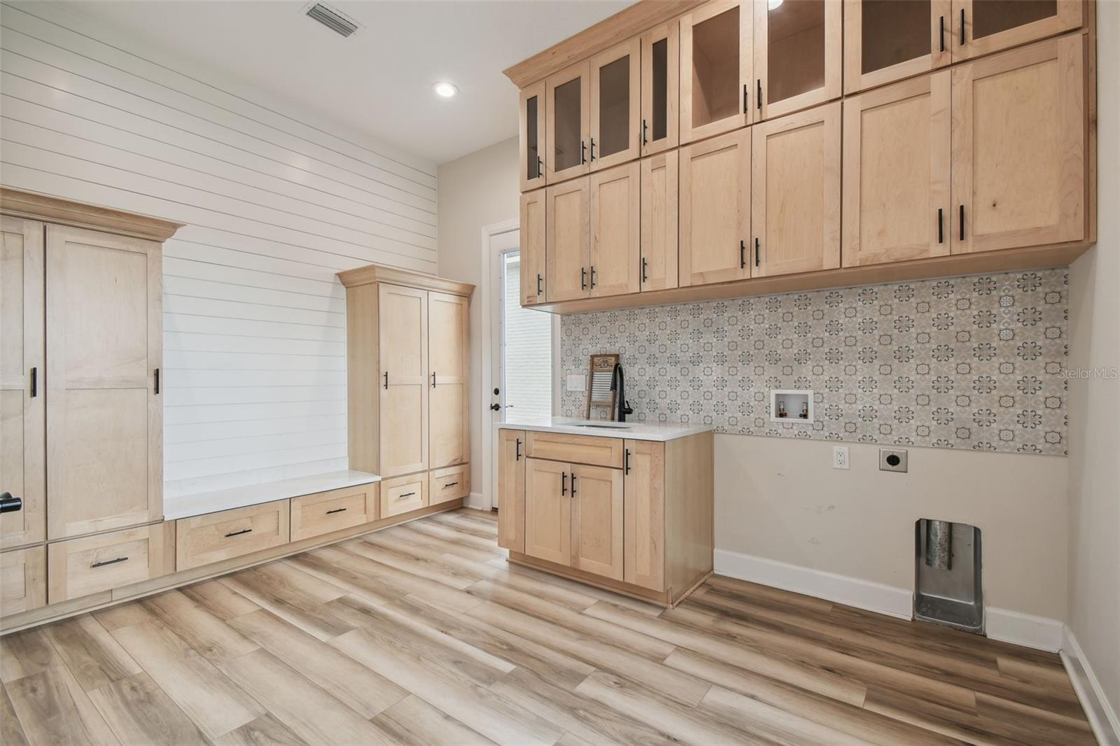Mud/Laundry room