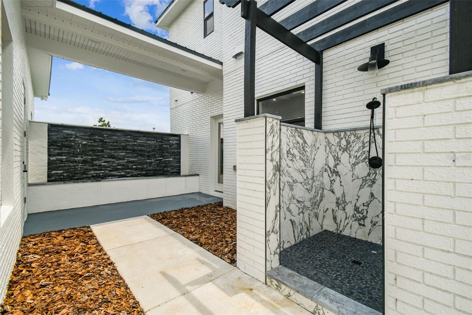 View of outside shower a Breezway