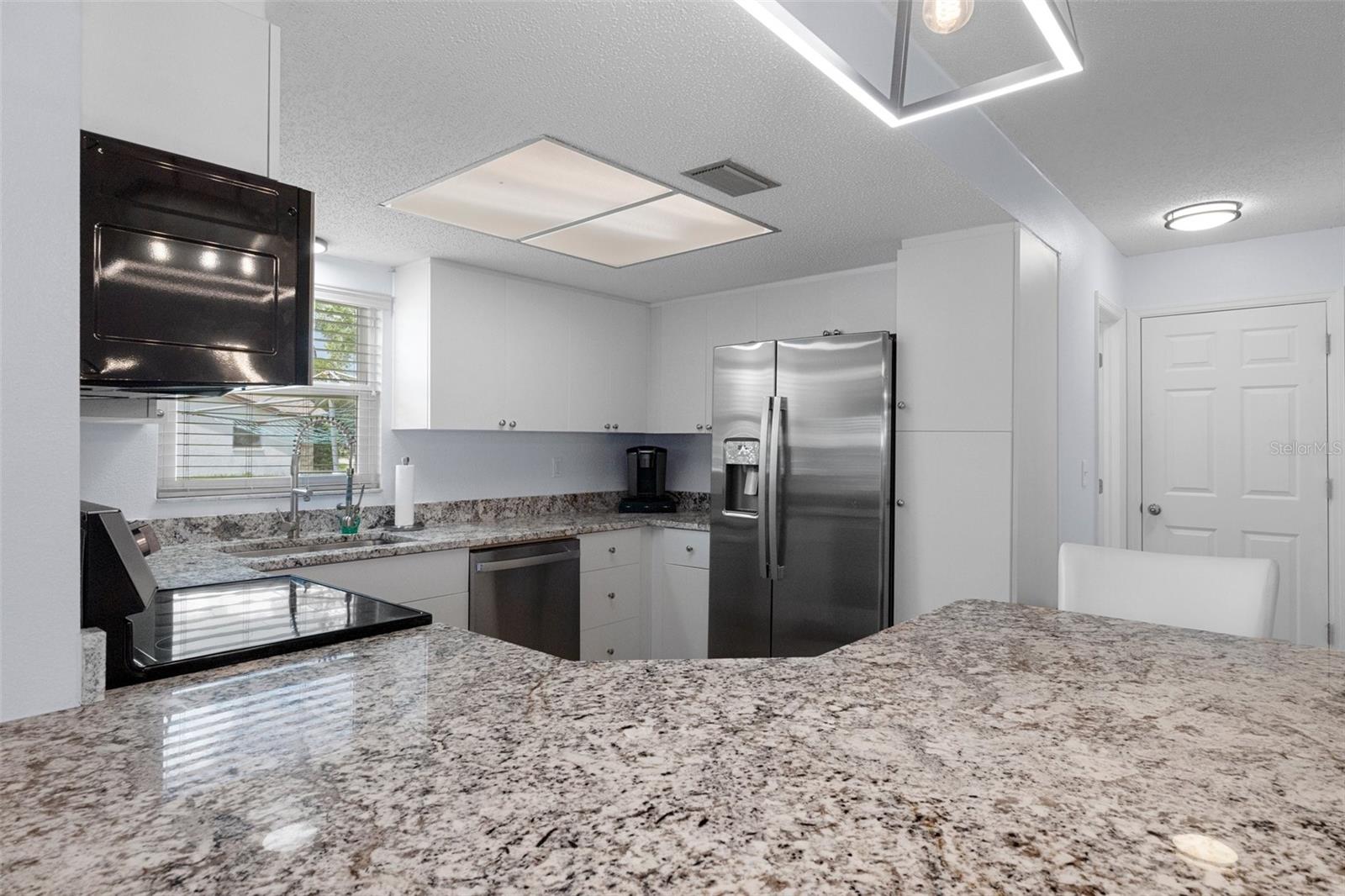 Beautiful Kitchen with Granite Breakfast Bar