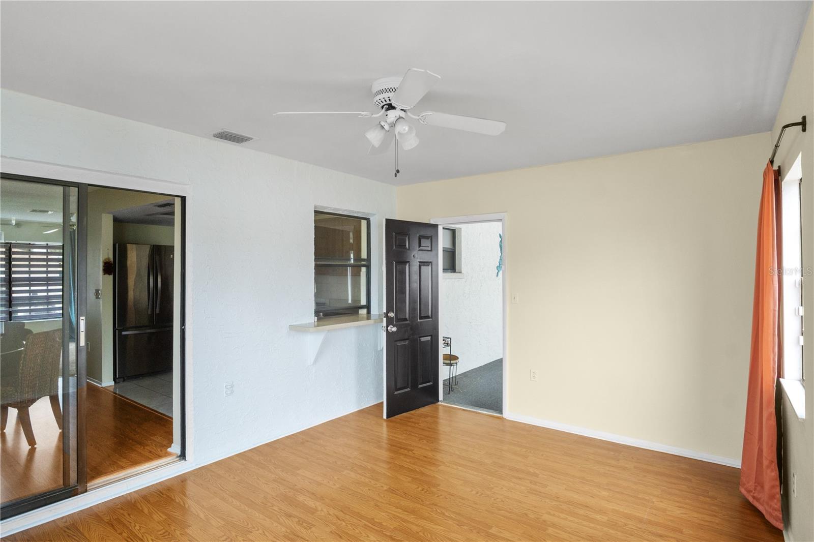 Florida room, air conditioned, leads out to screened in lanai