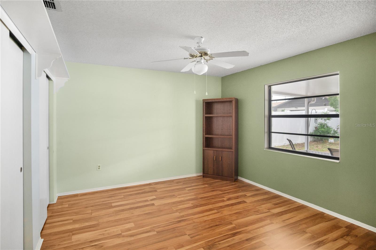 Guest bedroom, large size