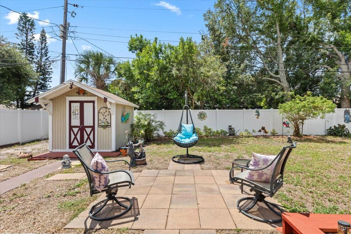 Outdoor Space-Vinyl Fencing