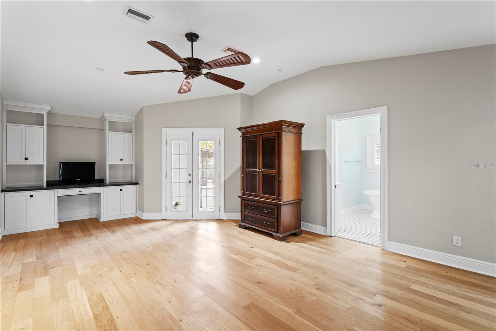 Space for an office and access to the backyard