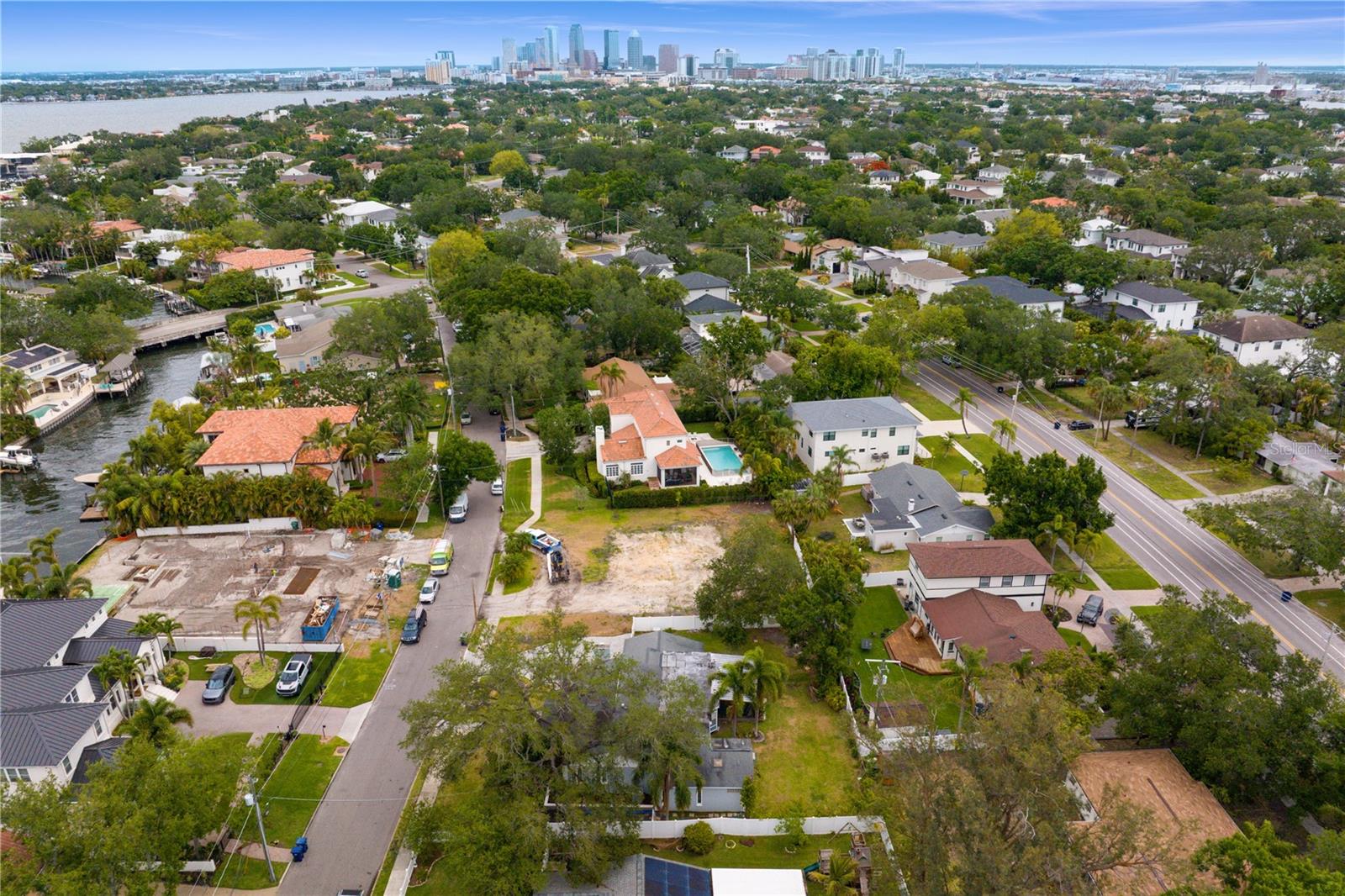 Davis Islands offers a small town feel in the heart of everything and includes wonderful parks including a dog beach, boat ramp, the Village with unique shops and tasty dining options, and is a Golf Cart community, making it easy to access all of the islands wonderful amenities.