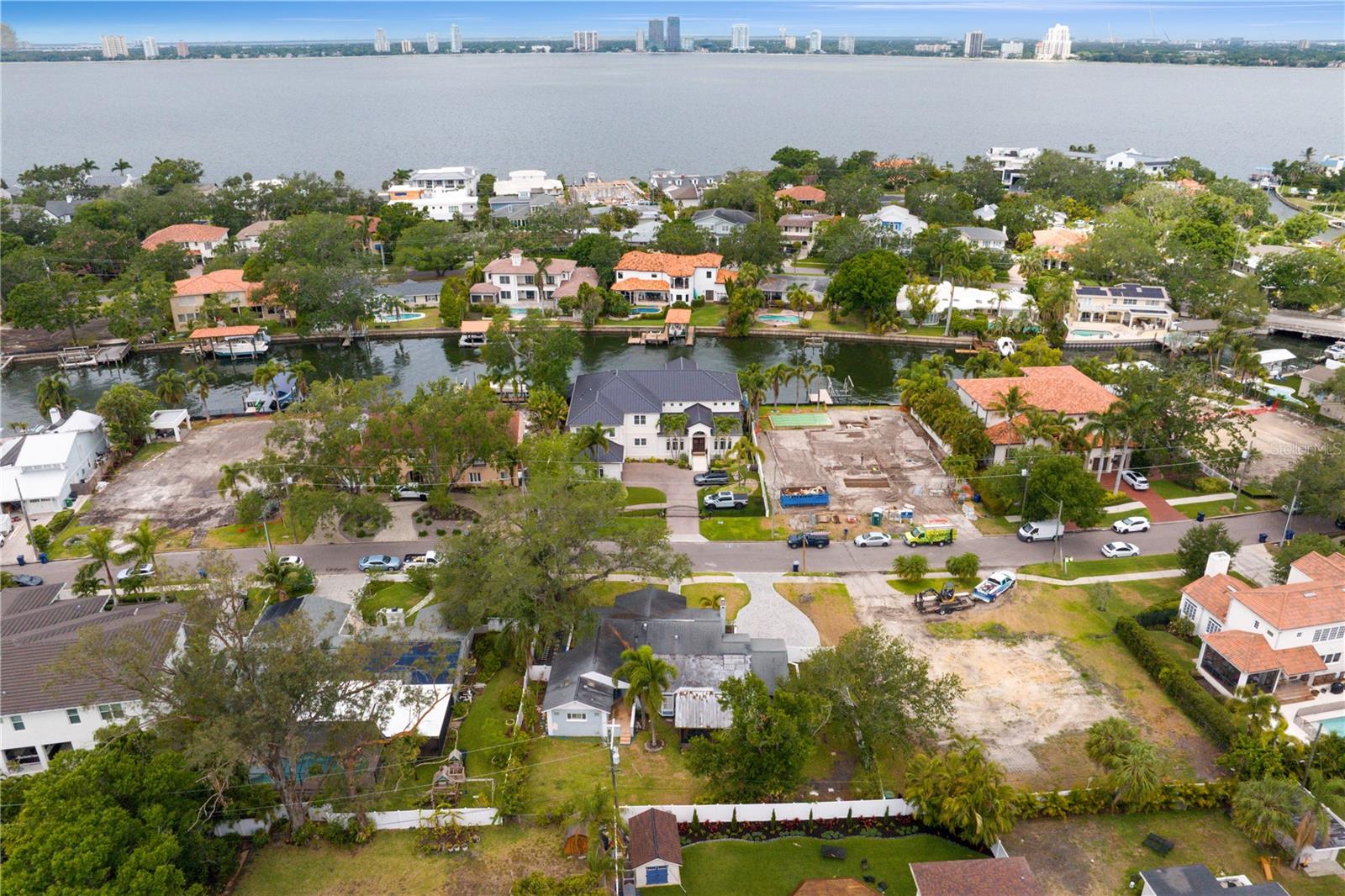 Davis Islands offers a small town feel in the heart of everything and includes wonderful parks including a dog beach, boat ramp, the Village with unique shops and tasty dining options, and is a Golf Cart community, making it easy to access all of the islands wonderful amenities.