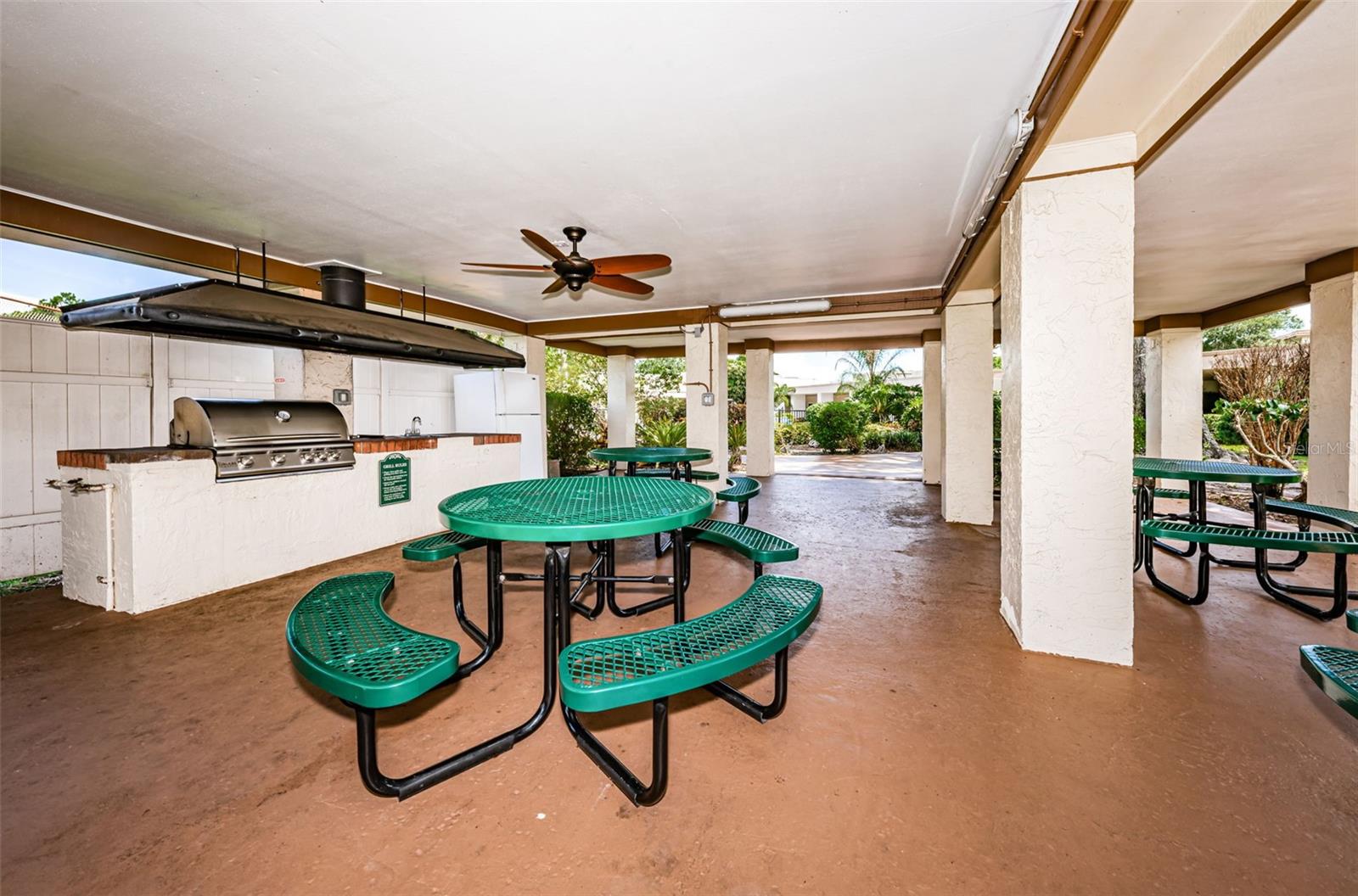 Magnolia Sun Center Grilling Area