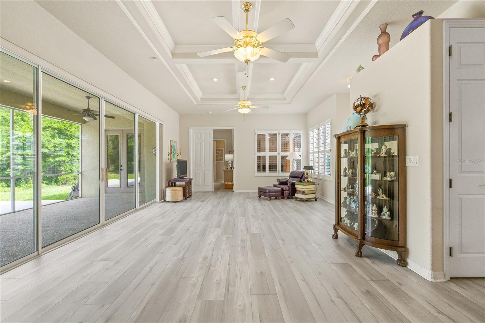 Great room w/ two screened in patios