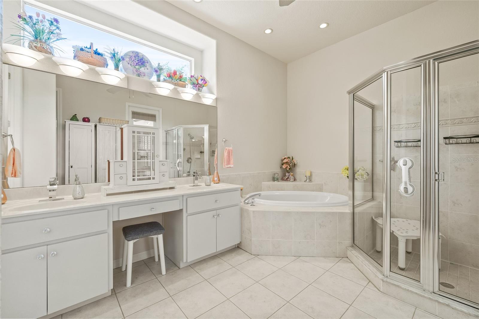 Primary bathroom w/ dual vanty