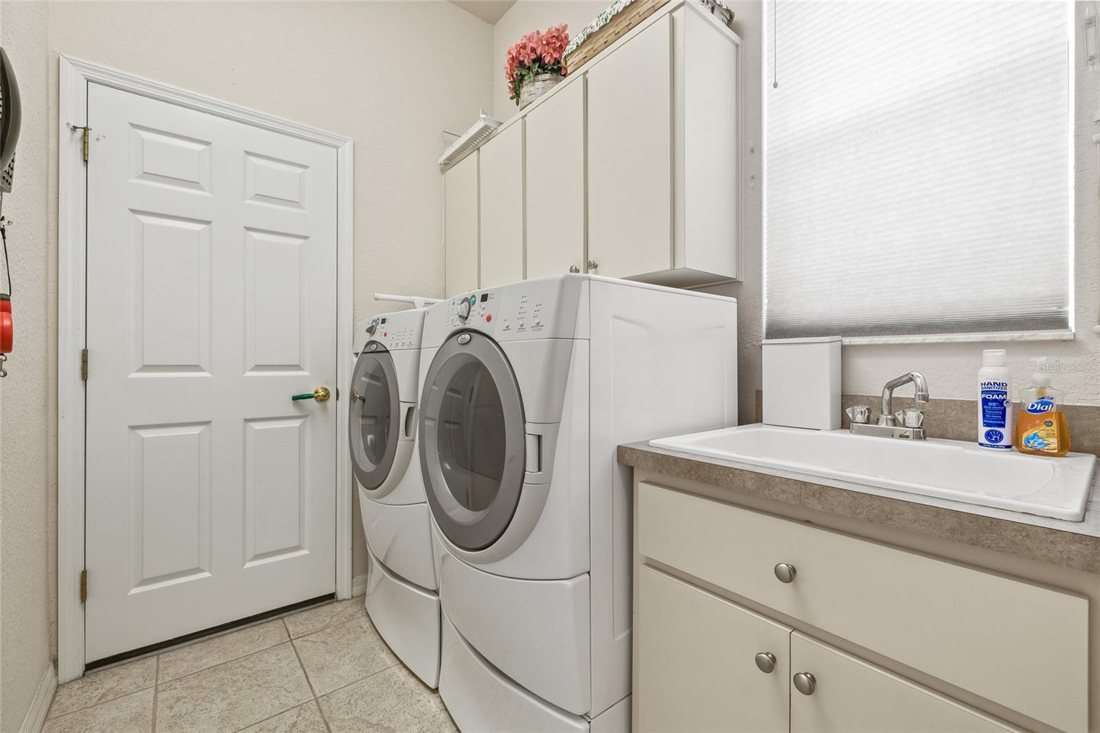 Laundry w/ access to garage