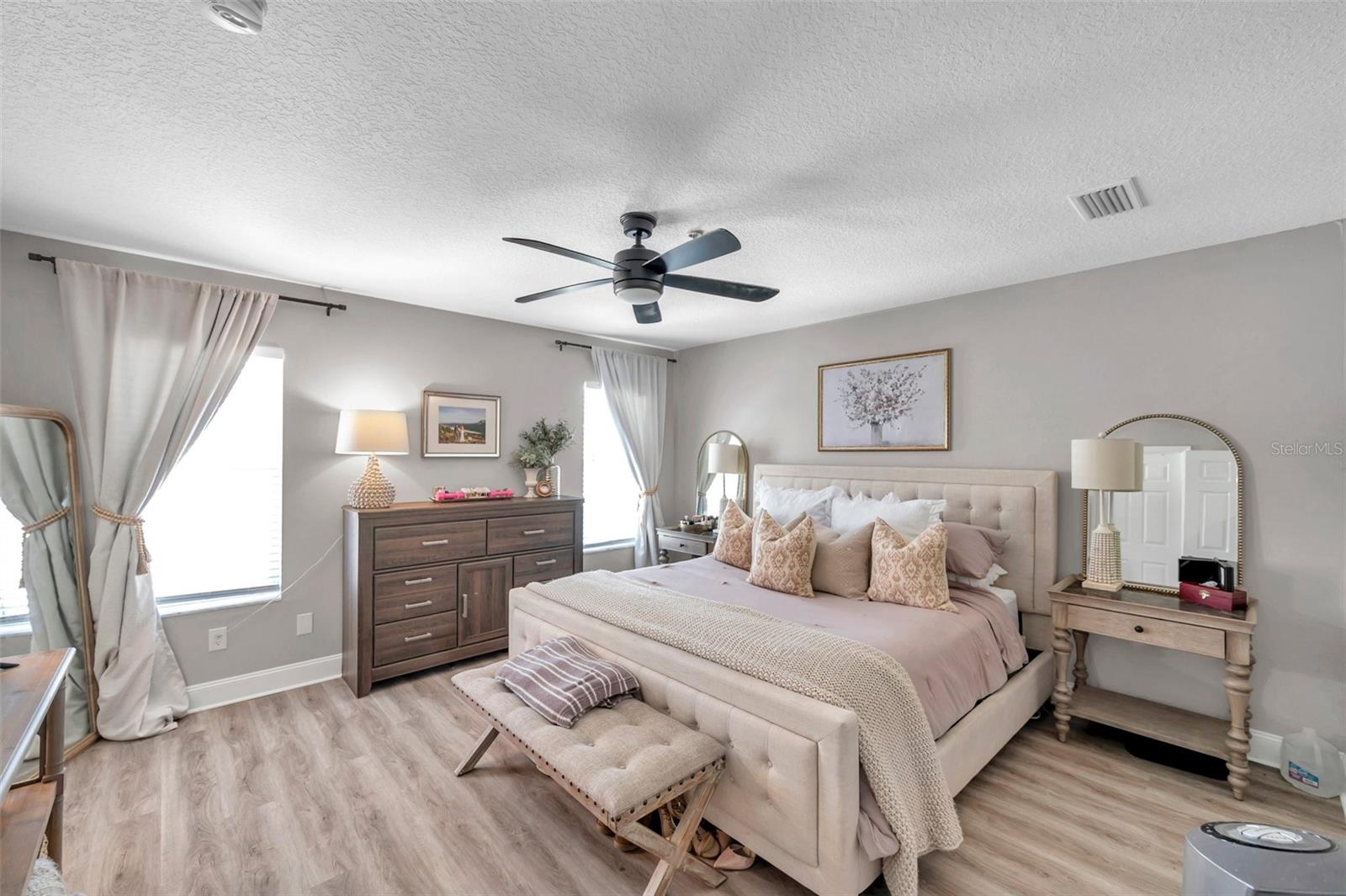 Primary Bedroom with En-Suite Bathroom & Walk In Closet