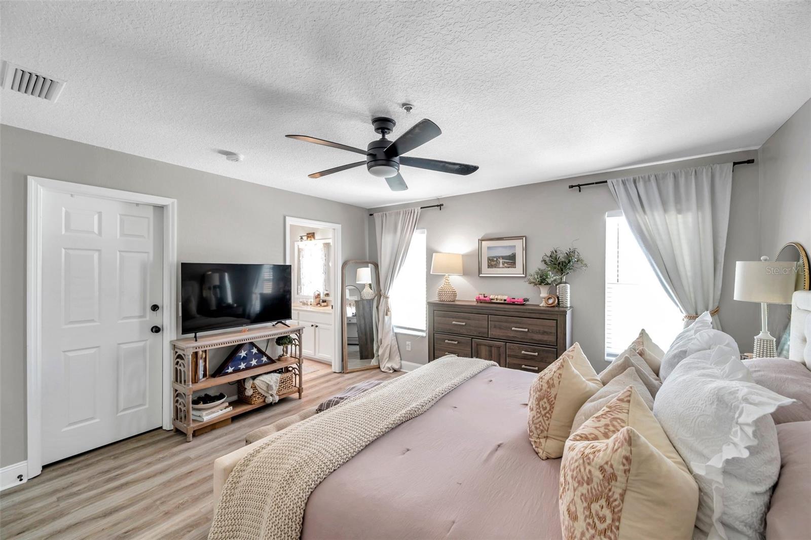Primary Bedroom with En-Suite Bathroom & Walk In Closet