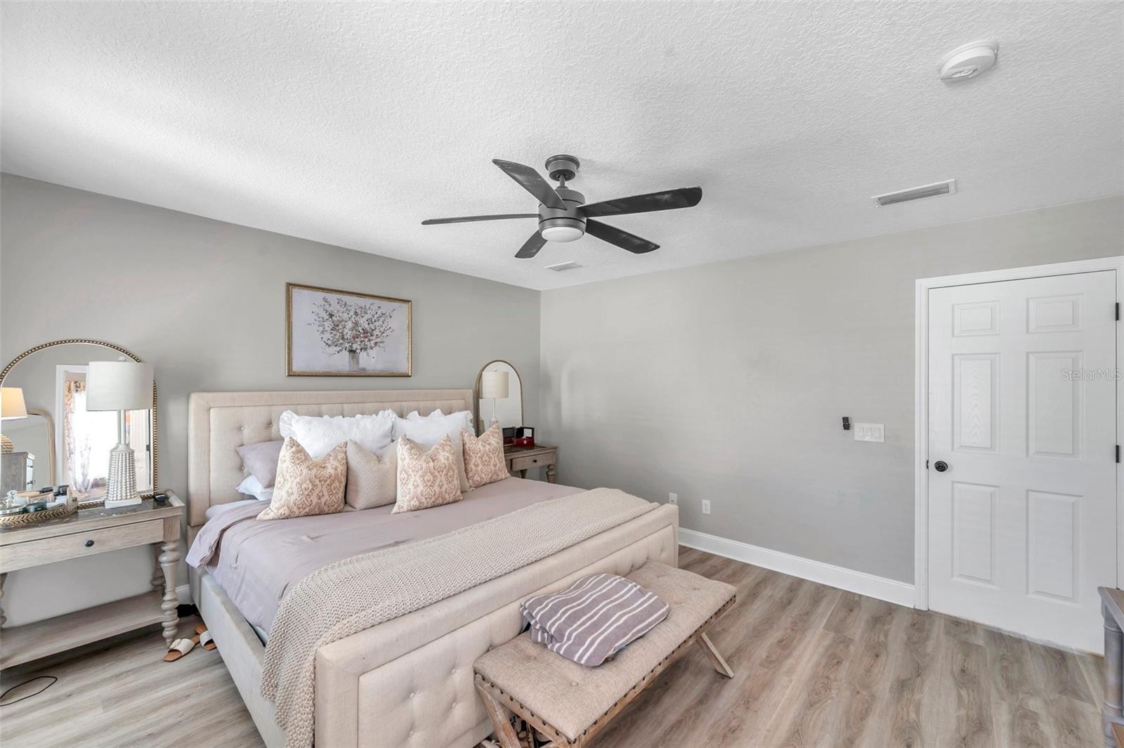 Primary Bedroom with En-Suite Bathroom & Walk In Closet
