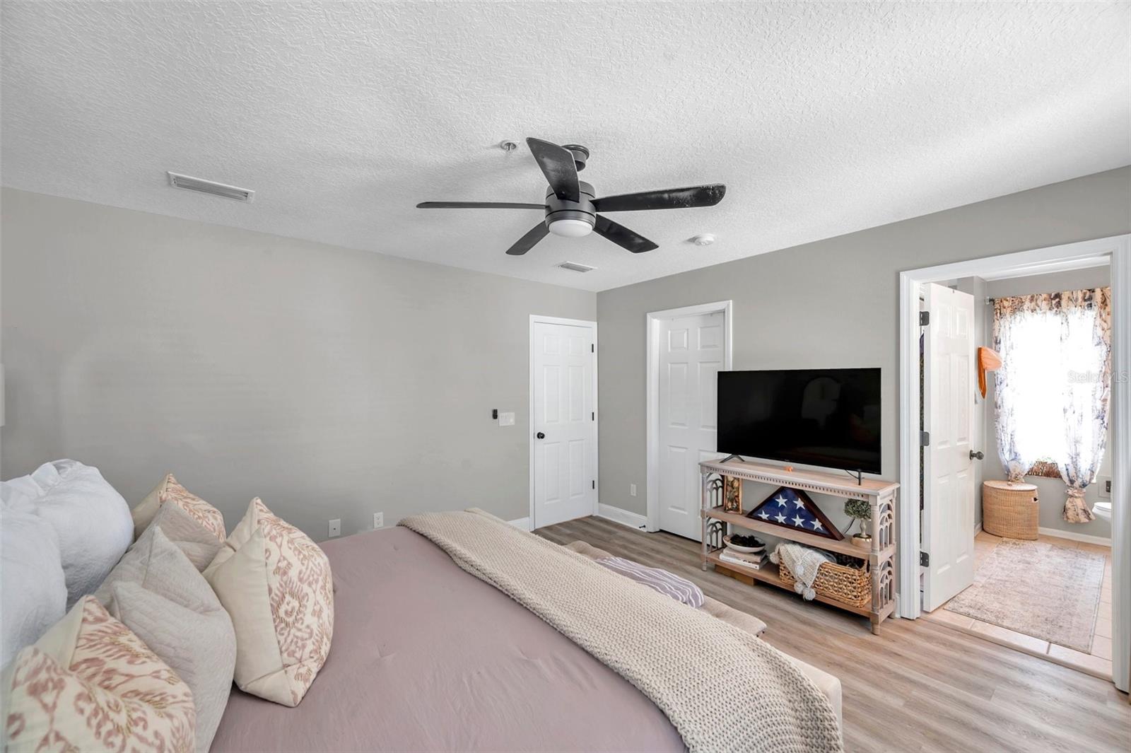 Primary Bedroom with En-Suite Bathroom & Walk In Closet