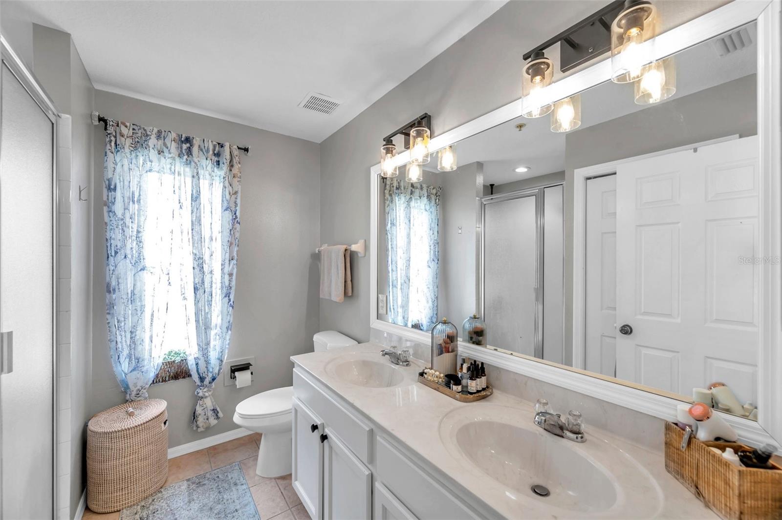 Primary Bedroom with En-Suite Bathroom & Walk In Closet