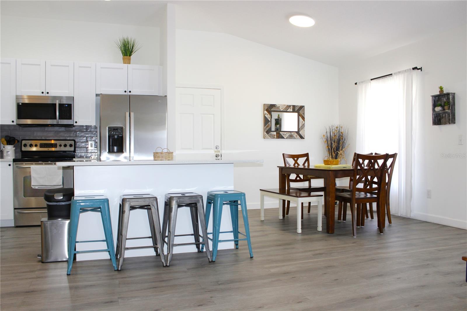 KITCHEN DINING AT THE RIGHT