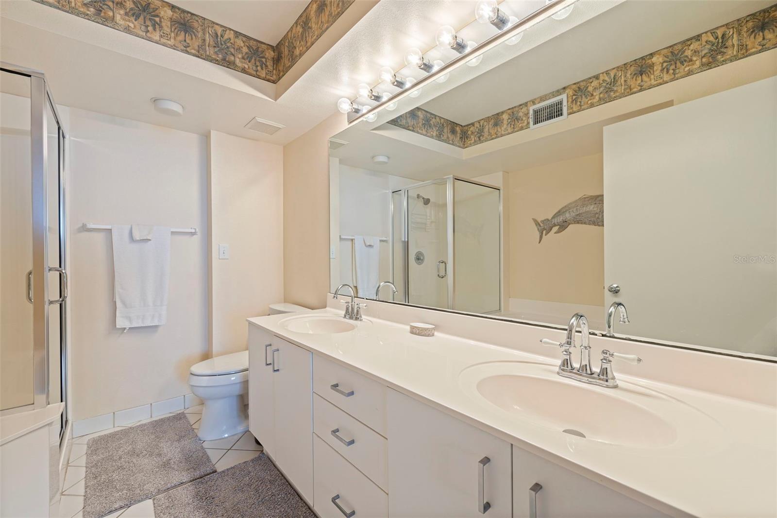 Master en-suite bathroom