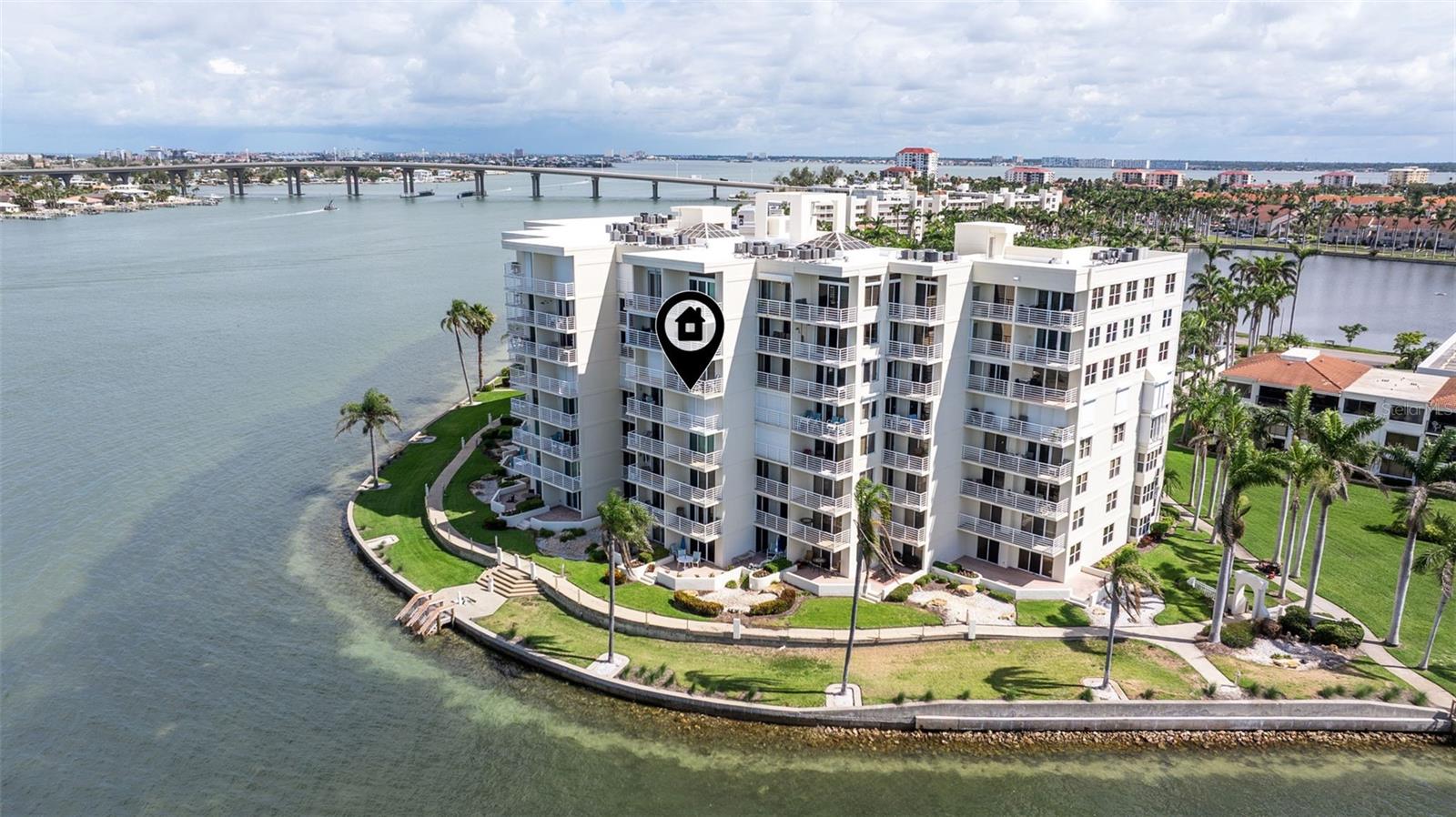 Gorgeous/private waterfront views.