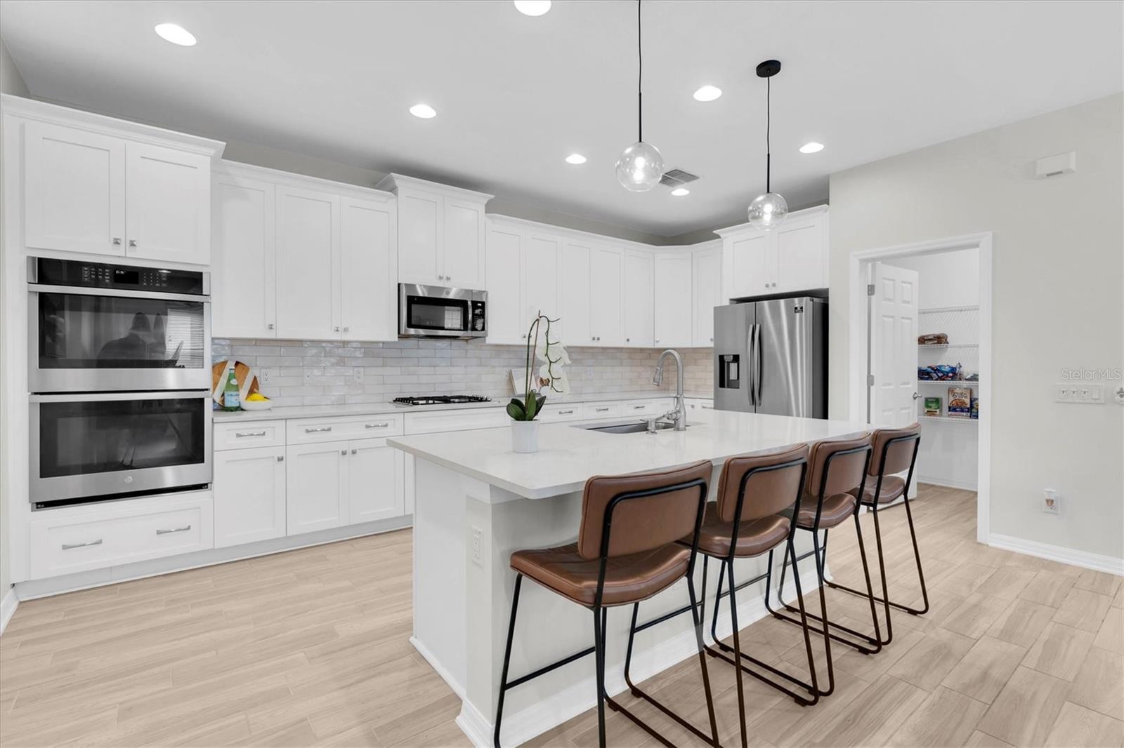 DOUBLE BUILT IN OVENS & GAS COOKTOP PLEASE THE FAMILY CHEF