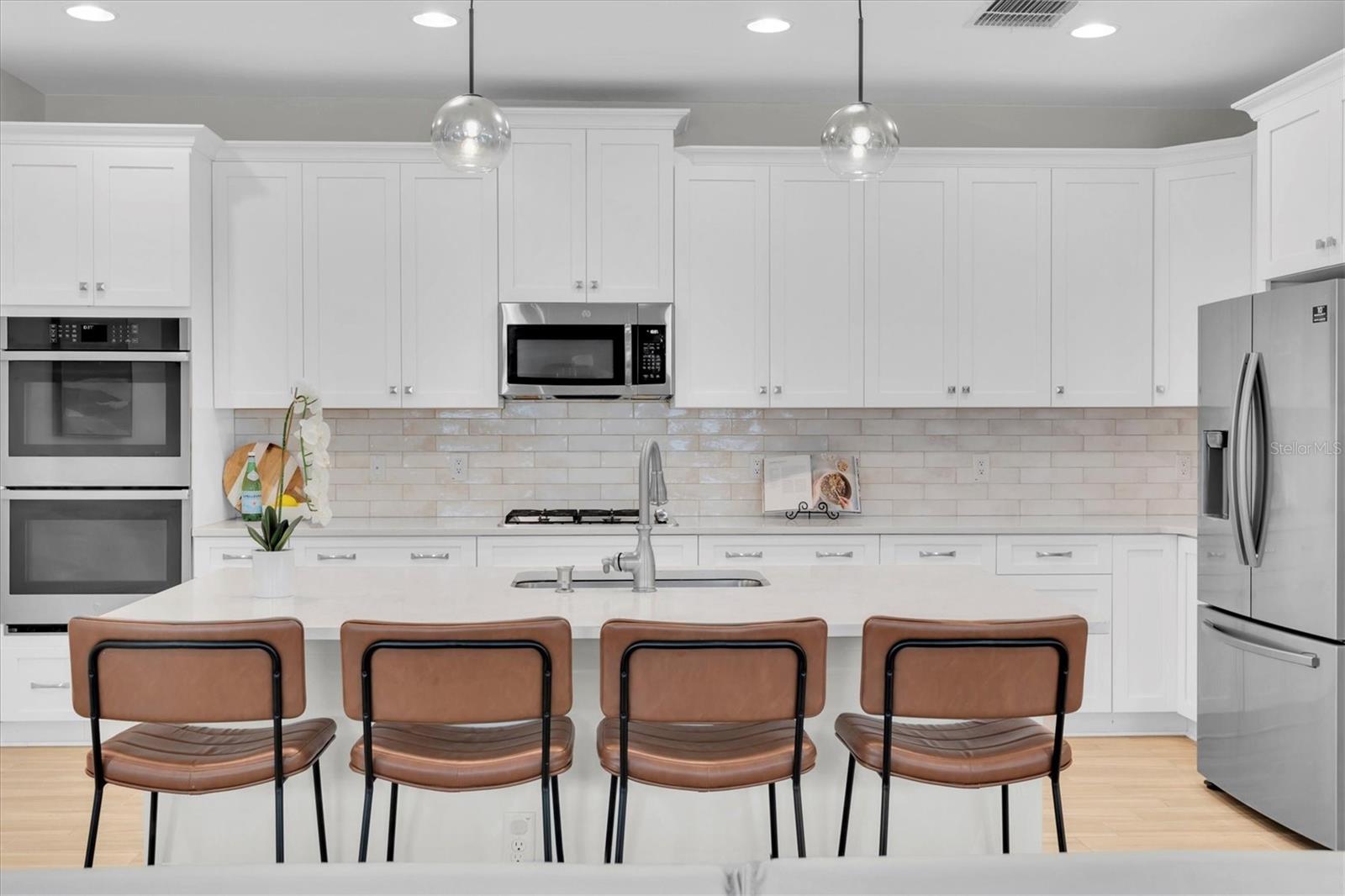 CASUAL DINING SPACE FOR FAMILY MEALS OR ENTERTAINING