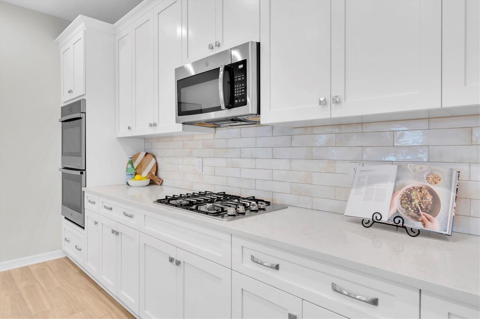 GLEEMING QUATRZ COUNTERS & TILE BACKSPLASH