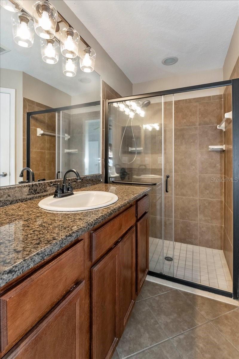 Primary en suite bath