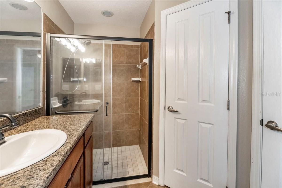 Primary en suite bath