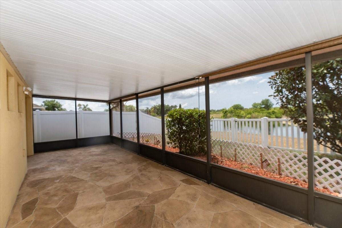 Screened rear lanai