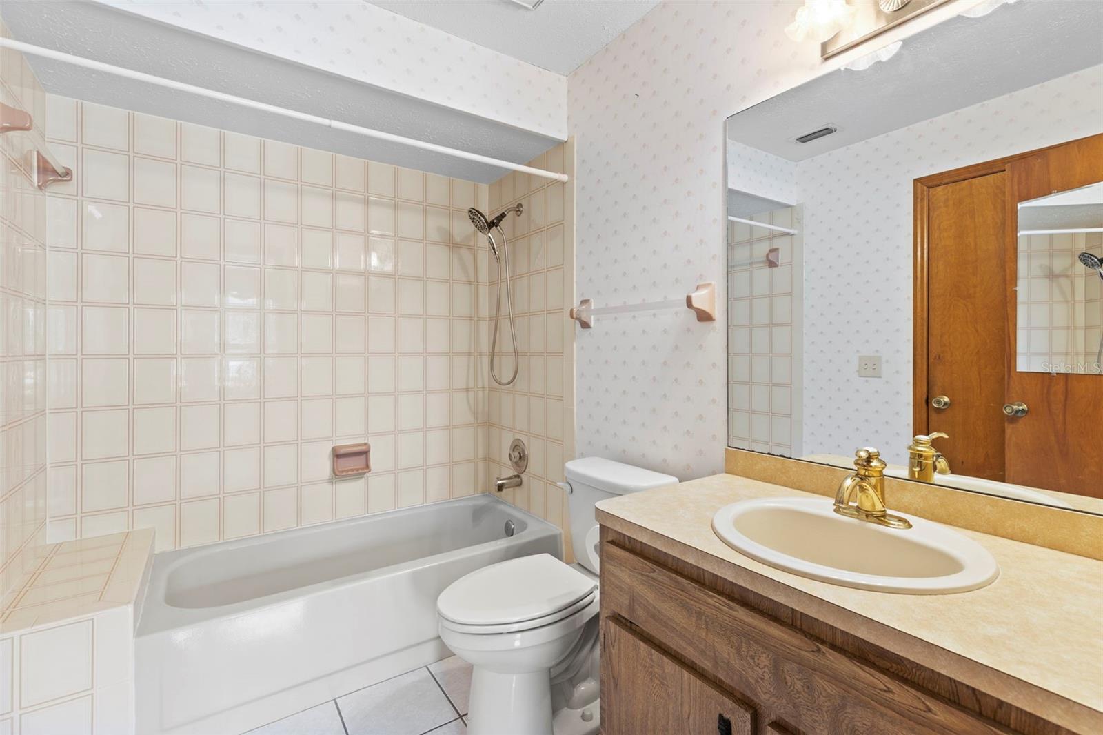 Hall bath/ensuite bath to bedroom 2
