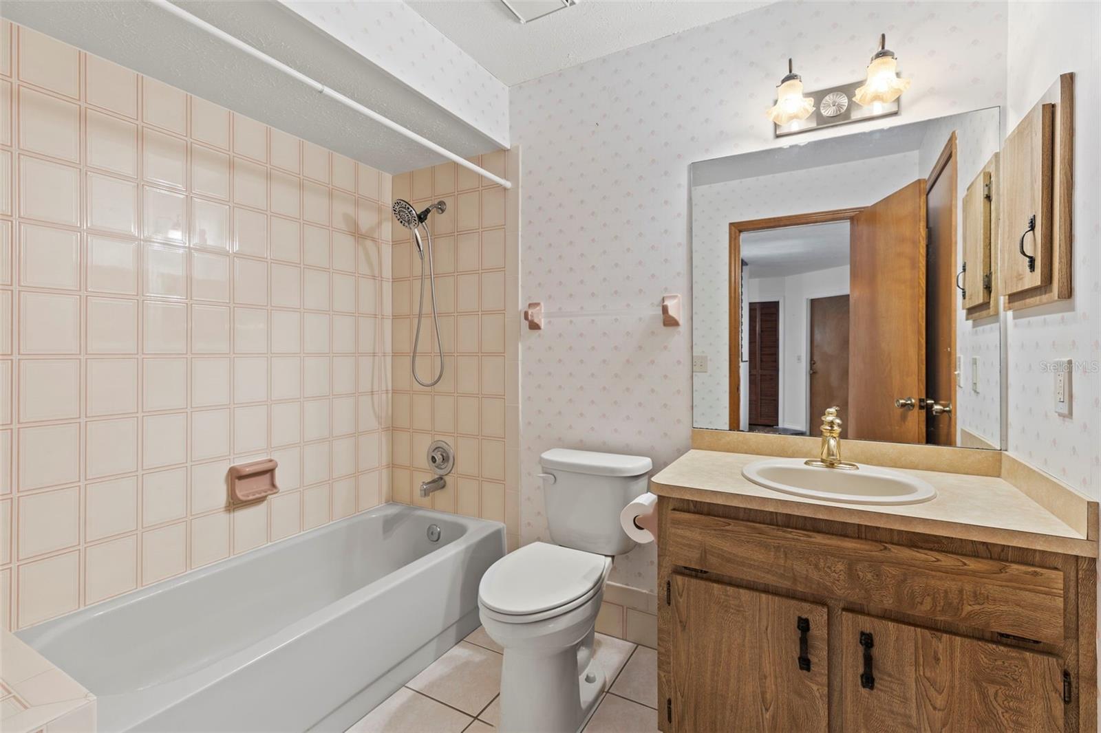 Hall bath/ensuite bath to bedroom 2
