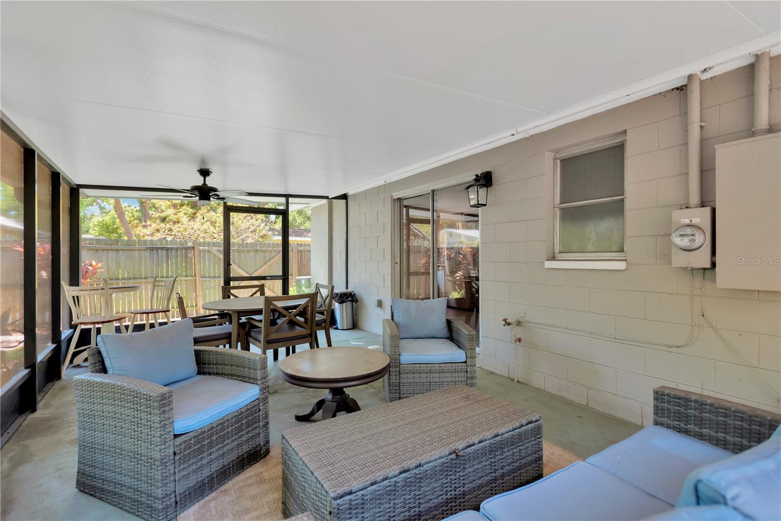Spacious lanai, screened
