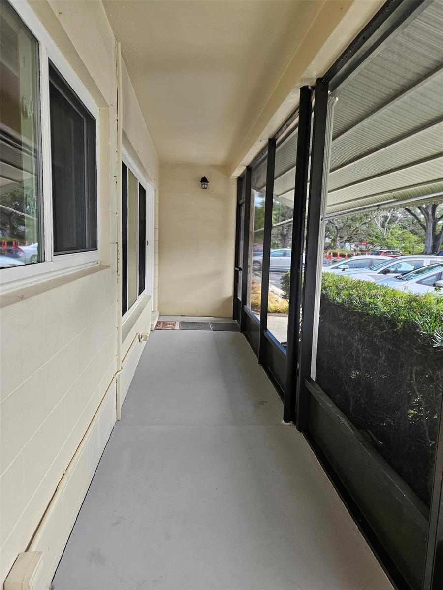 Expansive Screened In Front Porth