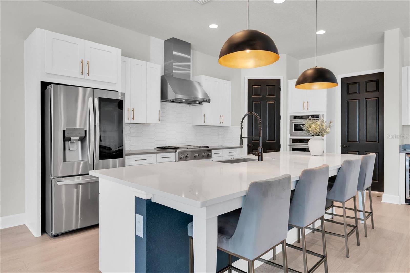 MODERN ELEGANT KITCHEN WITH CAMBRIA QUARTZ