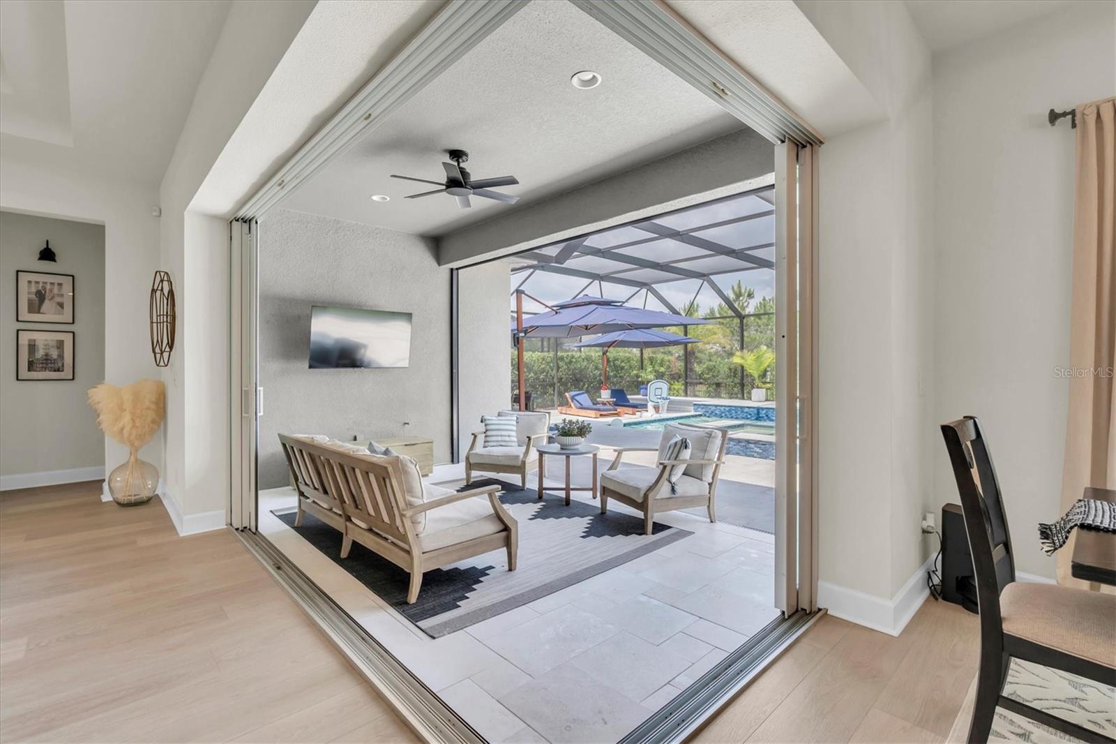 SEEMELESS OUTDOOR/INDOOR LIVING