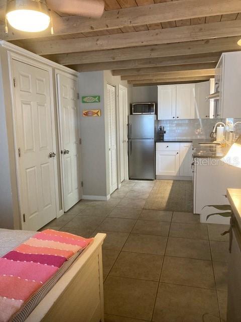 APT B / Studio with kitchen and bed area