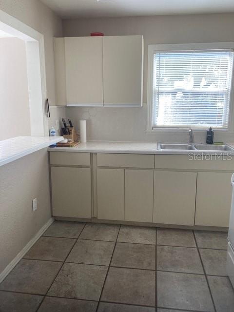 APT A Kitchen with breakfast bar