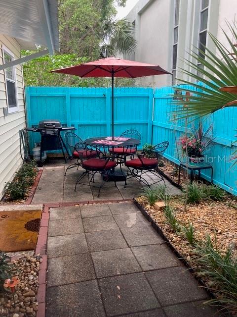 APT B  Studio private fenced patio