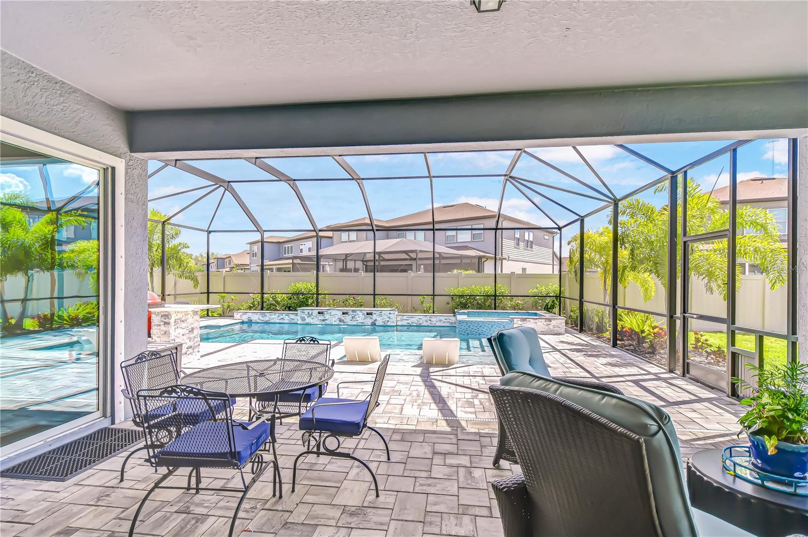 Large covered lanai!
