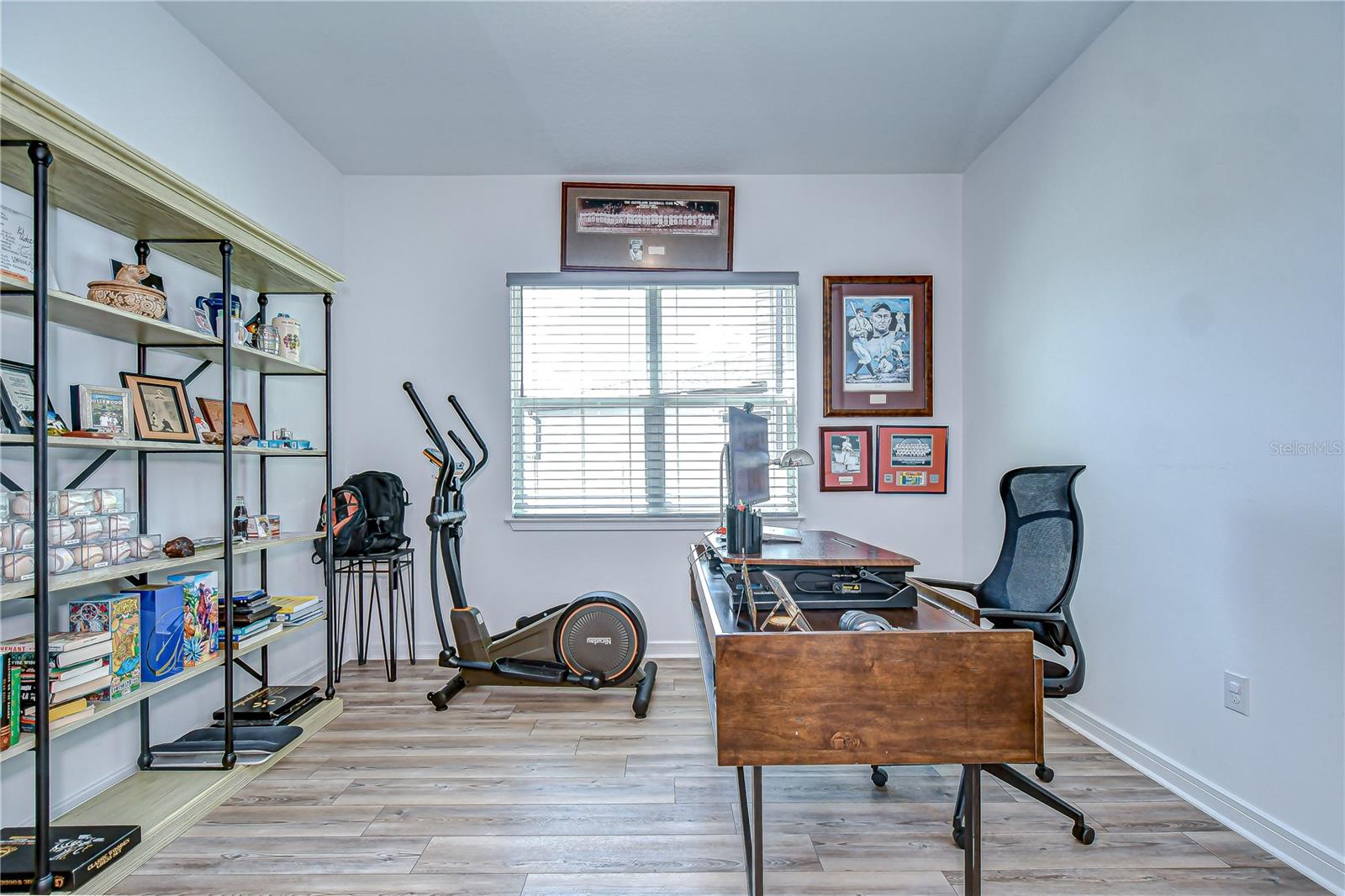 Privat home office with French doors!