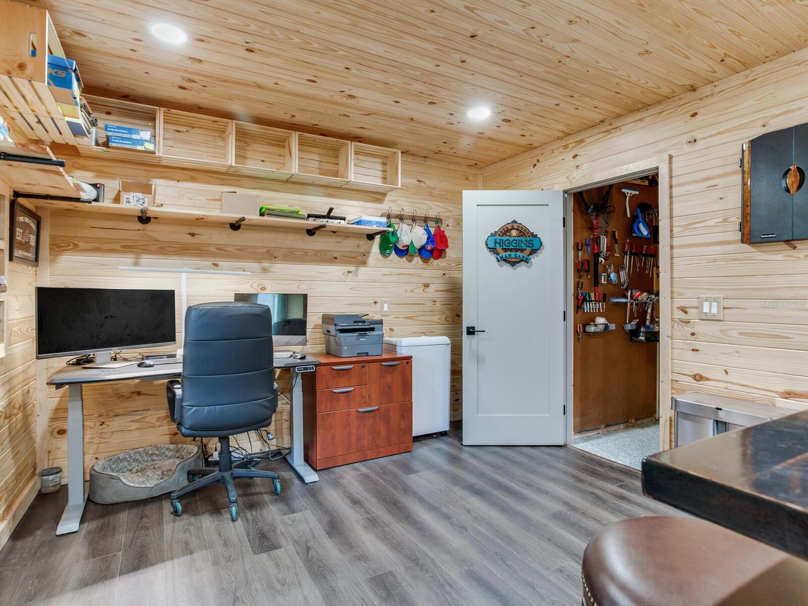 Office area in Bonus Rm