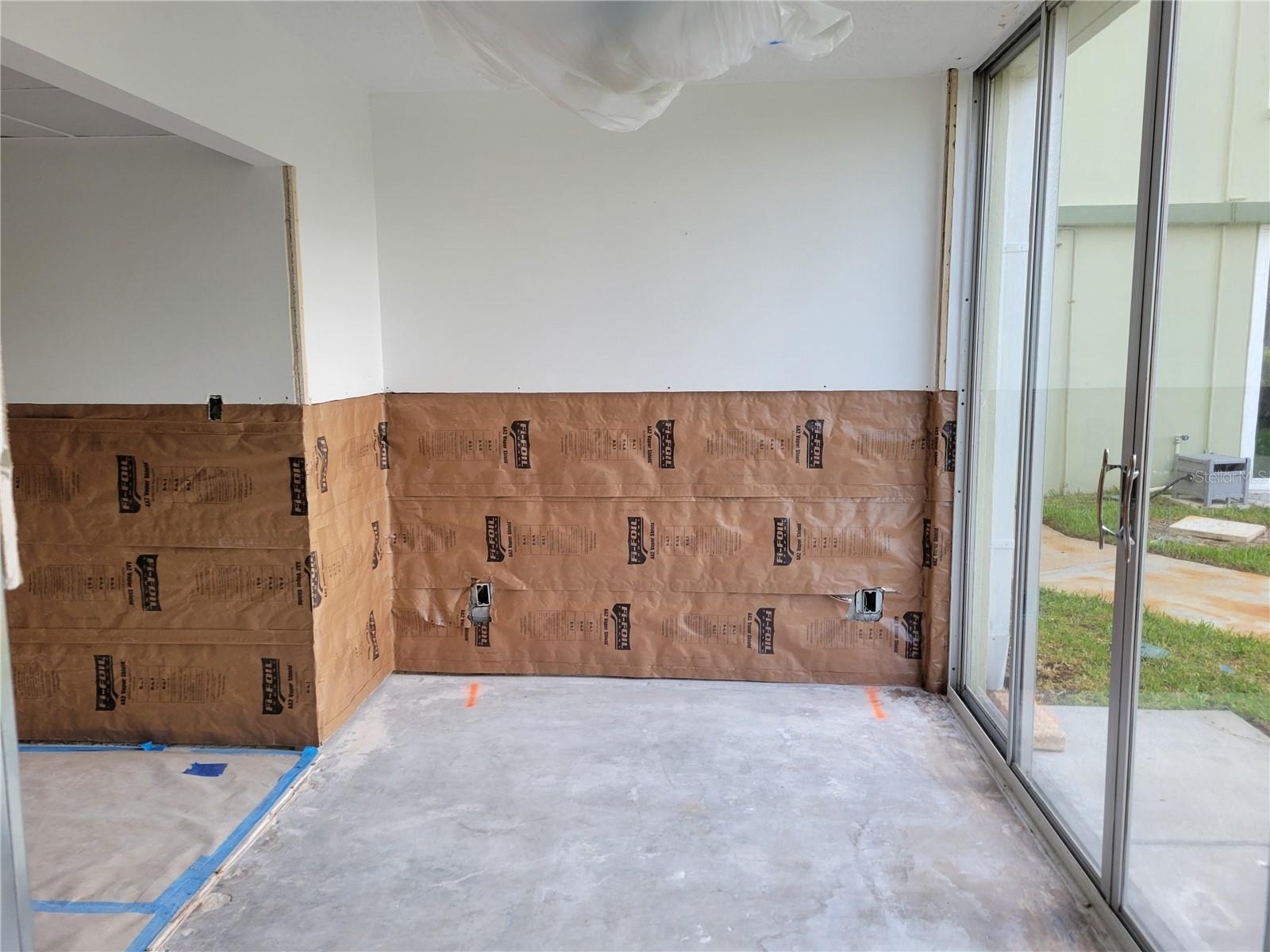 Sitting area/dining area located off the kitchen!