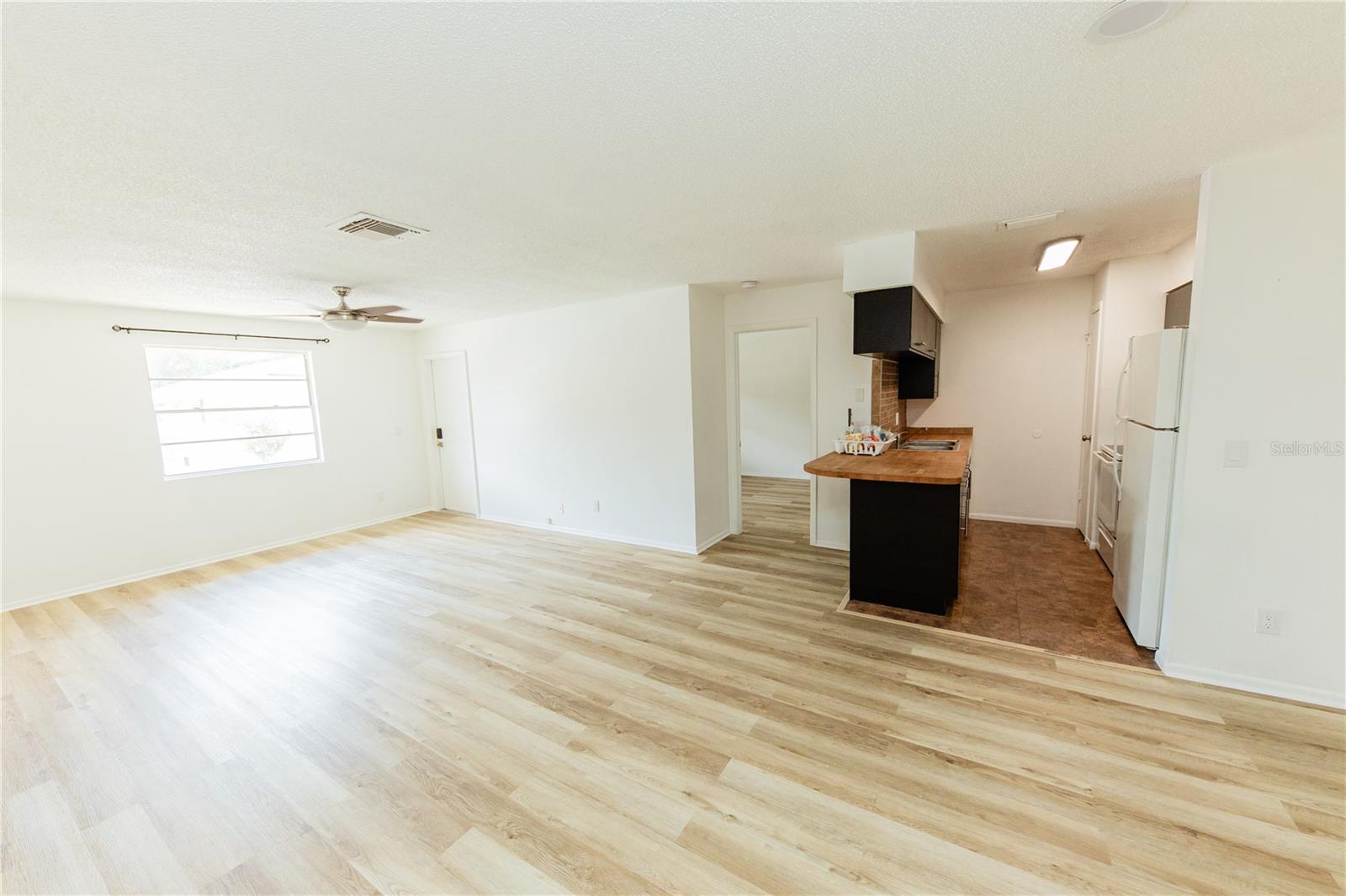 LIVING ROOM/DINING ROOM COBO