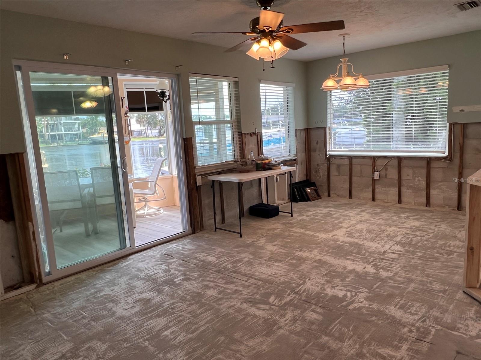 Dining Area to Lanai
