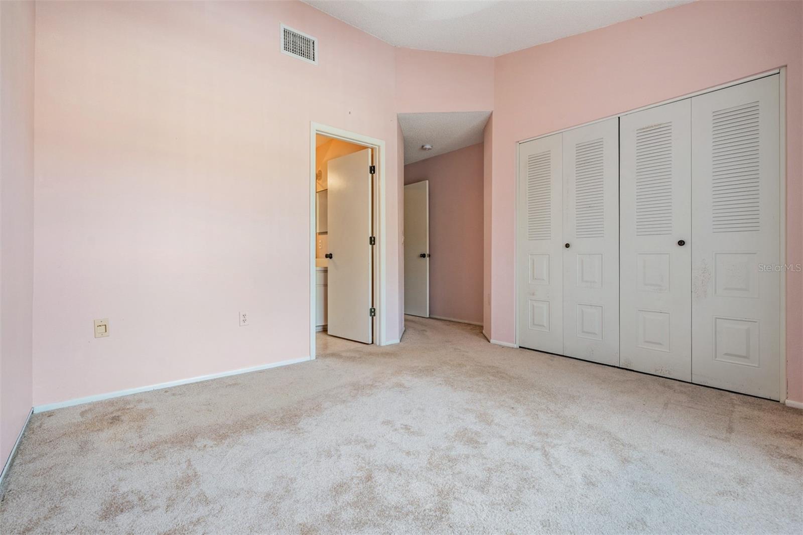 Secondary Bedroom with En-Suite Bathroom