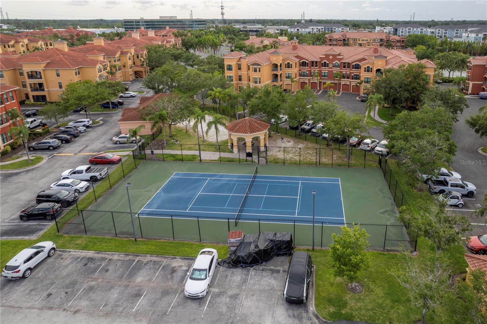 Aerial view/Common areas/amenities/tennis court